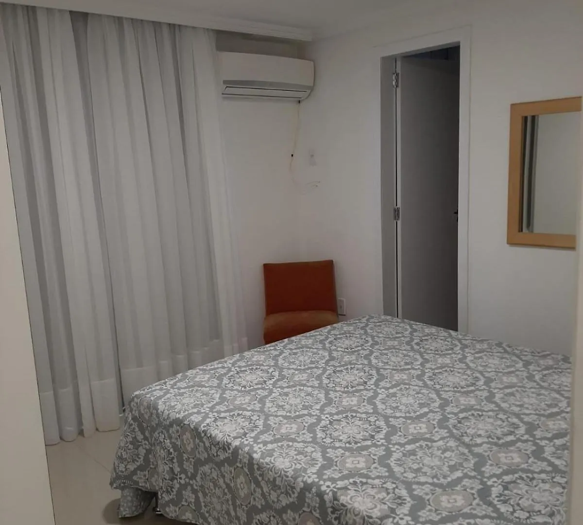 Meia Praia - Apartamento Com Sacada Ampla E Churrasqueira, Proximo A Praia E A Avenida Principal. Itapema